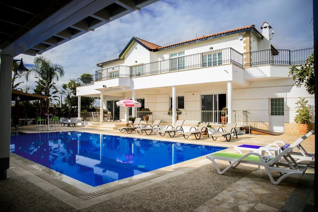 Papas Family Villa Paralímni Szoba fotó